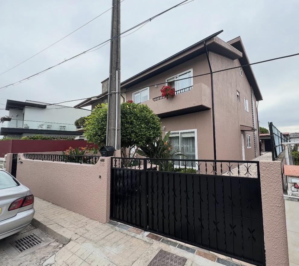 Moradia com fachada e muros exteriores pintados